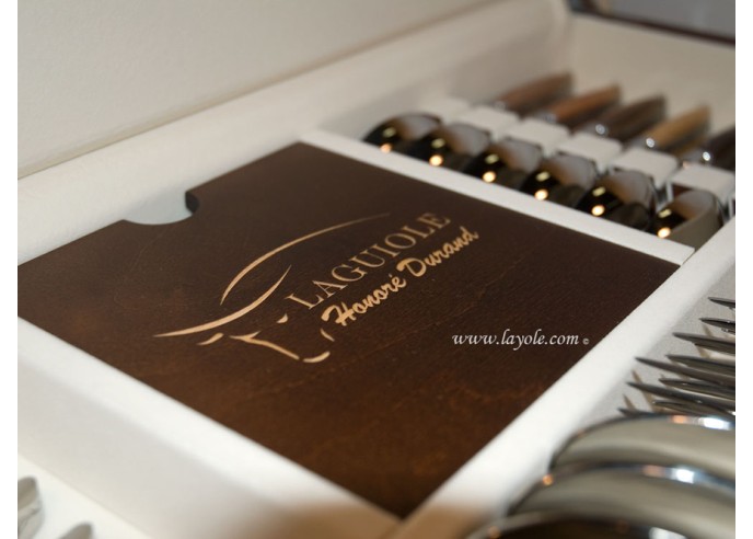 Ménagère prestige, 24 pièces manches en bois divers, avec mitres inox brillant