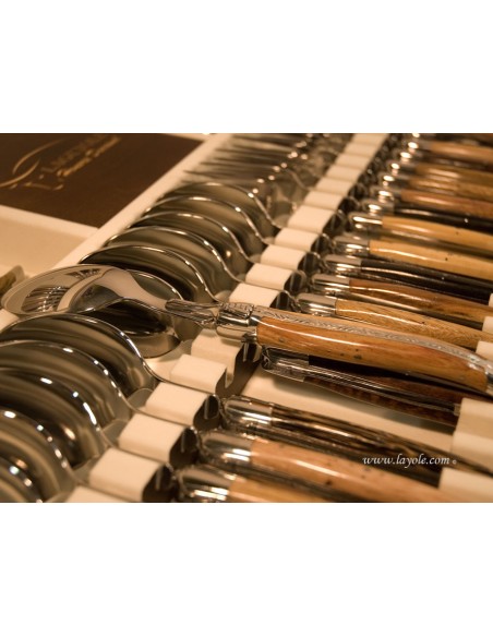 Ménagère prestige, 24 pièces manches en bois divers, avec mitres inox brillant