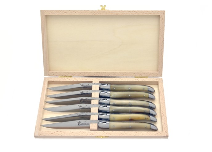 Couteaux de table (couteaux à steak), finition gamme prestige, mitres inox mat, manche pointe de corne (claire)