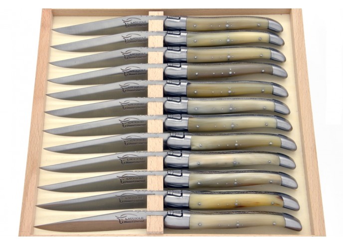 Couteaux de table (couteaux à steak), finition gamme prestige, mitres inox mat, manche pointe de corne (claire)