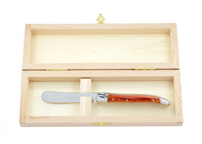 Couteau à beurre Laguiole. Finition inox brillant avec manche galbé en bois de