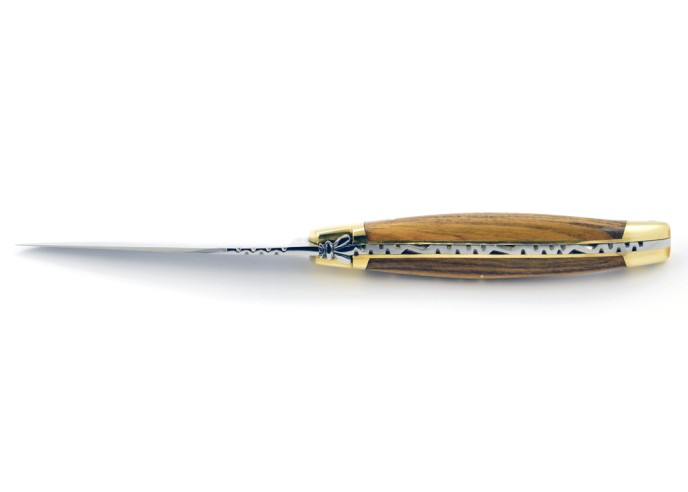 Laguiole pliant, 11 cm, abeille forgée, lame seule, mitres laiton, manche en bois de pistachier