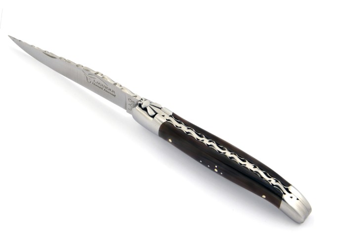 Laguiole pliant, 12 cm, lame seule, ciselé dessus dessous, mitres inox mat, manche en pointe de corne (foncée)