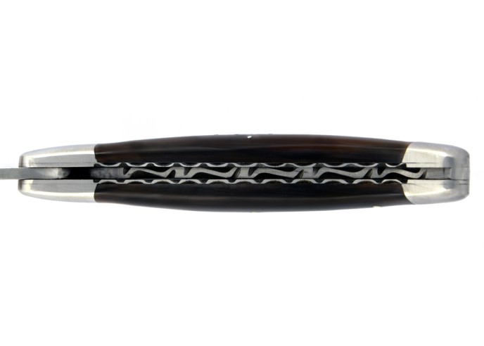 Laguiole pliant, 12 cm, lame seule, ciselé dessus dessous, mitres inox mat, manche en pointe de corne (foncée)