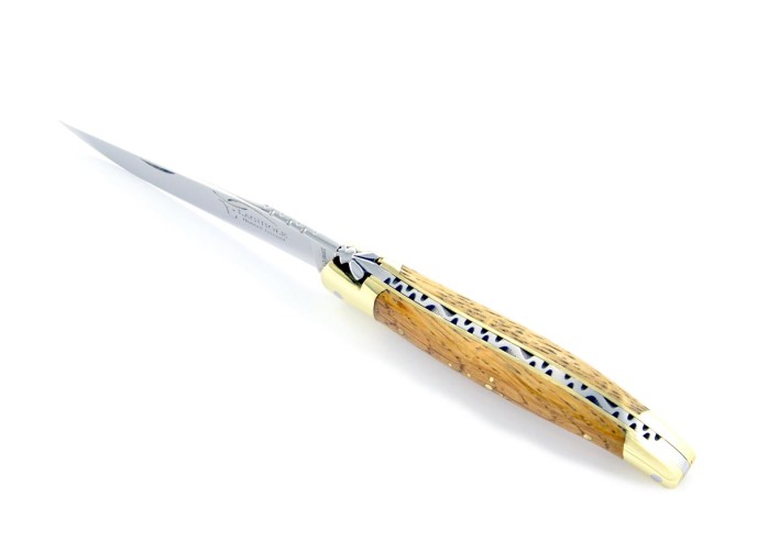 Laguiole pliant, 10 cm, abeille forgée, lame seule, mitres laiton, manche en chêne de barrique