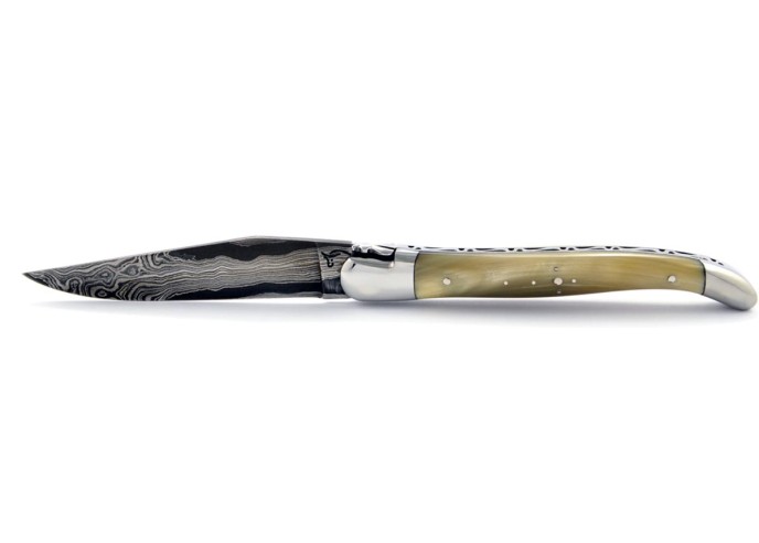 Laguiole pliant, 11 cm, abeille forgée, lame seule, acier Damas, mitres inox brillant, manche pointe de corne (claire)