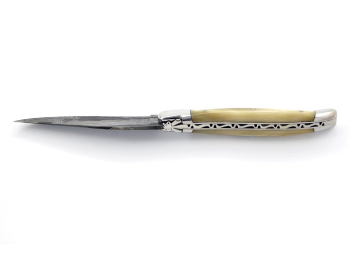 Laguiole pliant, 11 cm, abeille forgée, lame seule, acier Damas, mitres inox brillant, manche pointe de corne (claire)