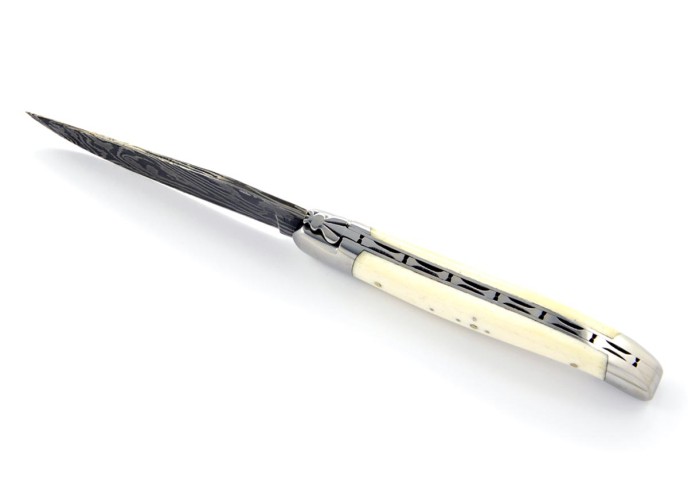 Laguiole pliant, 12 cm, acier Damas, abeille forgée, mitres inox brillant, manche en os (bovin)