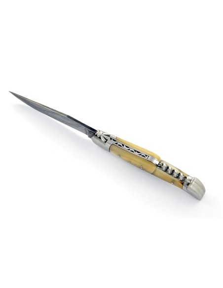 Laguiole pliant, 12 cm, acier Damas, lame & tire-bouchon, abeille forgée, mitres inox mat, manche pointe de corne (claire)