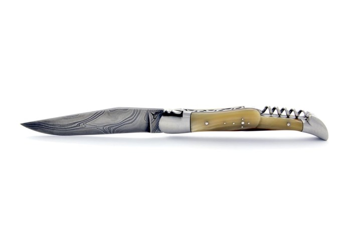 Laguiole pliant, 12 cm, acier Damas, lame & tire-bouchon, abeille forgée, mitres inox mat, manche pointe de corne (claire)