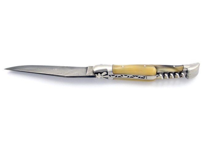 Laguiole pliant, 12 cm, acier Damas, lame & tire-bouchon, abeille forgée, mitres inox mat, manche pointe de corne (claire)