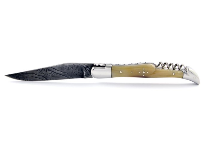 Laguiole pliant 12 cm, acier Damas, lame & tire-bouchon, abeille forgée, mitres inox brillant, manche pointe de corne (claire)