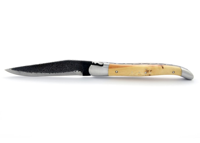 Laguiole pliant 12 cm avec lame brut de forge, mitres inox mat, manche en genévrier-cade