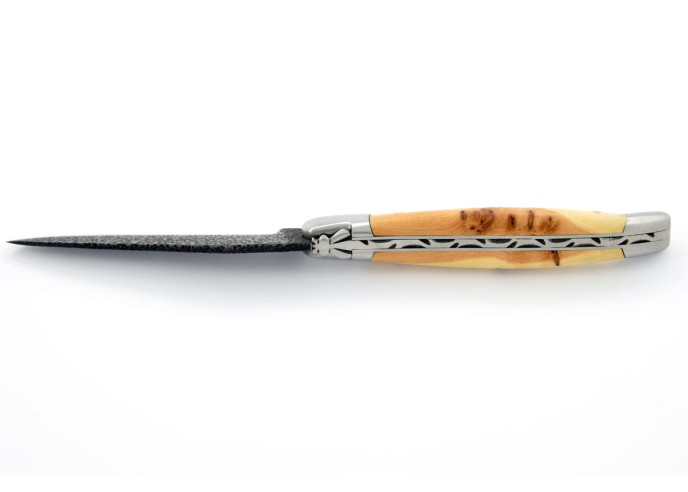 Laguiole pliant 12 cm avec lame brut de forge, mitres inox mat, manche en genévrier-cade