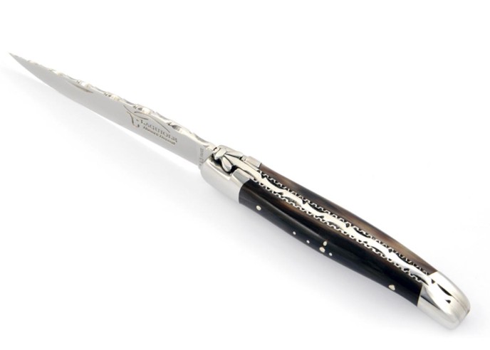 Laguiole pliant, 10 cm, abeille forgée, ciselé dessus dessous, mitres inox brillant, manche en pointe de corne (foncée)