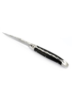 Laguiole pliant, 11 cm, lame seule, ciselé dessus dessous, mitres inox brillant, manche en pointe de corne (foncée)