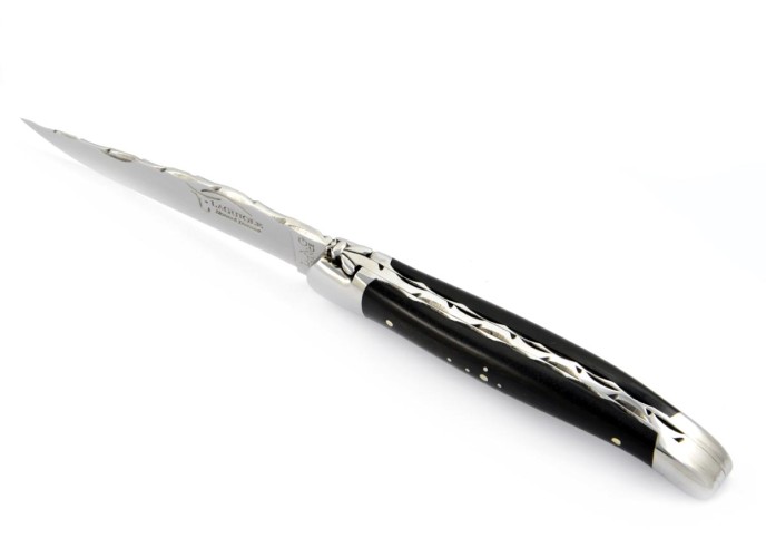 Laguiole pliant, 11 cm, lame seule, ciselé dessus dessous, mitres inox brillant, manche en pointe de corne (foncée)