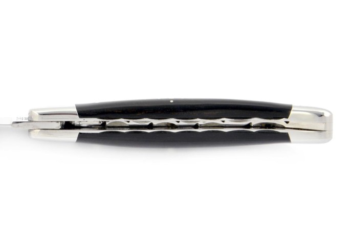 Laguiole pliant, 11 cm, lame seule, ciselé dessus dessous, mitres inox brillant, manche en pointe de corne (foncée)