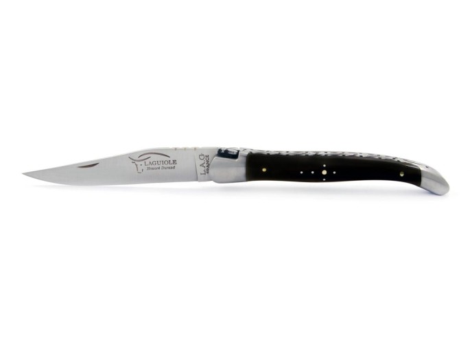 Laguiole pliant, 11 cm, lame seule, ciselé dessus dessous, mitres inox mat, manche en pointe de corne (foncée)