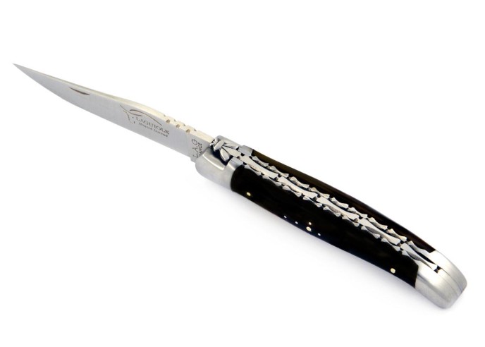 Laguiole pliant, 11 cm, lame seule, ciselé dessus dessous, mitres inox mat, manche en pointe de corne (foncée)