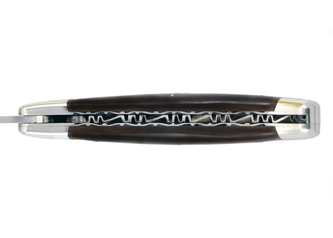 Laguiole pliant, 12 cm, lame seule, ciselé dessus dessous, mitres inox brillant, manche en pointe de corne (foncée)