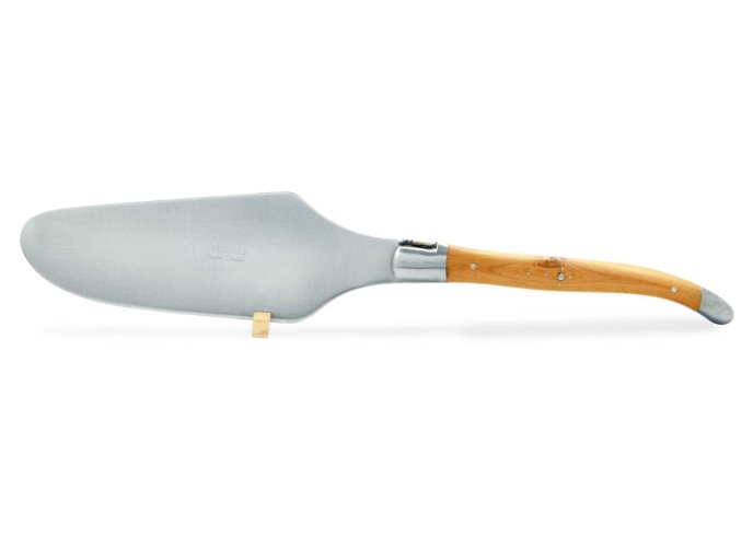 Pelle à tarte Laguiole. Finition inox mat avec manche galbé en genévrier-cade
