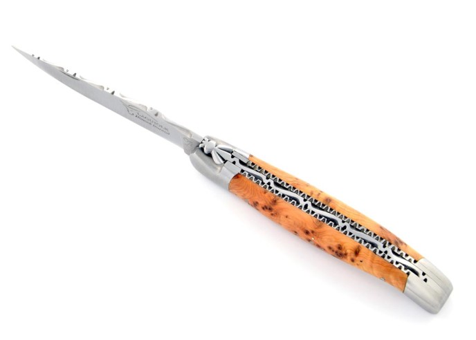 Laguiole pliant 12 cm, abeille forgée, doubles platines avec dos de lame entier ciselé, mitres inox mat, manche genévrier cade