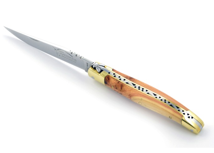 Laguiole pliant, 11 cm, abeille forgée, lame seule, mitres laiton, manche en genévrier-cade