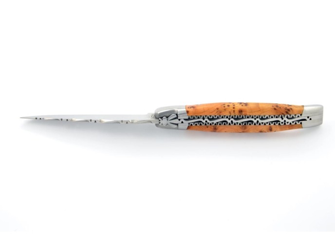 Laguiole pliant 12 cm, abeille forgée, doubles platines avec dos de lame entier ciselé, mitres inox mat, manche genévrier cade
