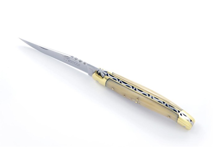Laguiole pliant, 11 cm, abeille forgée, lame seule, mitres laiton, manche en pointe de corne (claire)
