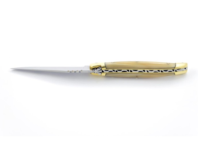 Laguiole pliant, 11 cm, abeille forgée, lame seule, mitres laiton, manche en pointe de corne (claire)