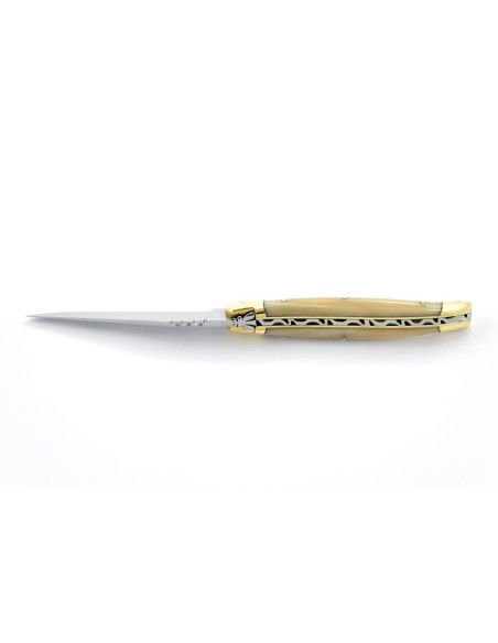 Laguiole pliant, 11 cm, abeille forgée, lame seule, mitres laiton, manche en pointe de corne (claire)