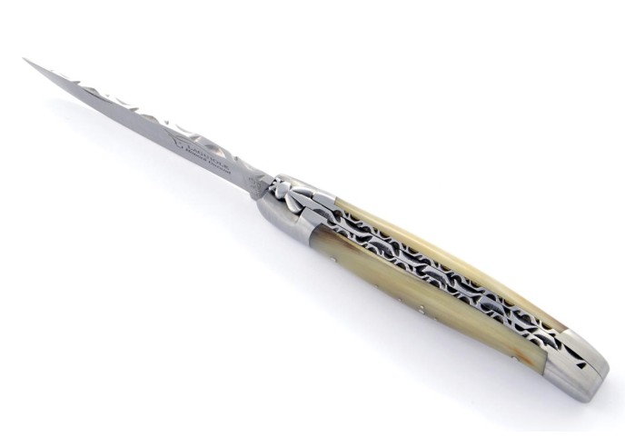 Laguiole pliant 12 cm, abeille forgée, doubles platines avec dos de lame entier ciselé, mitres inox mat, manche pointe de corne
