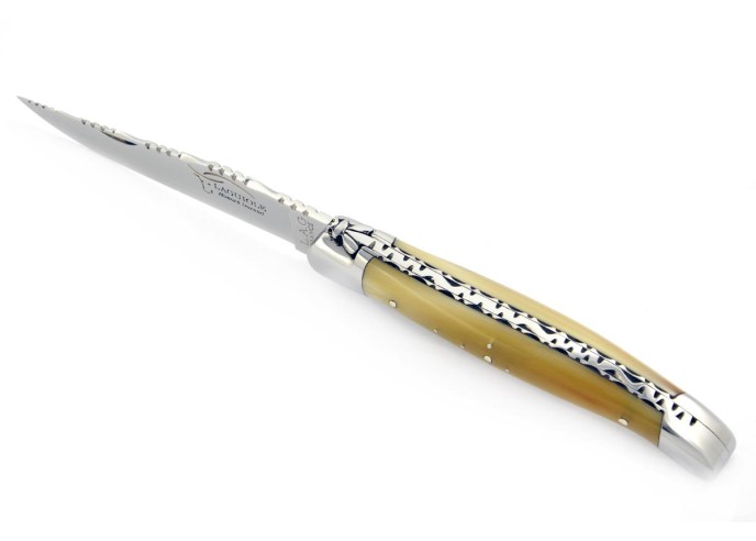 Laguiole pliant 11 cm, abeille forgée, lame seule, ciselé dessus-dessous, mitres inox brillant, manche pointe de corne (claire)