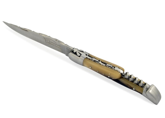 Laguiole pliant 12 cm, lame & tire-bouchon, ciselé dessus-dessous, mitres inox mat, pointe de corne claire