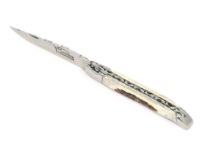 Laguiole pliant, 12 cm, abeille forgée, lame carbone, ciselé dessus dessous, mitres inox brillant, manche en bois de cerf