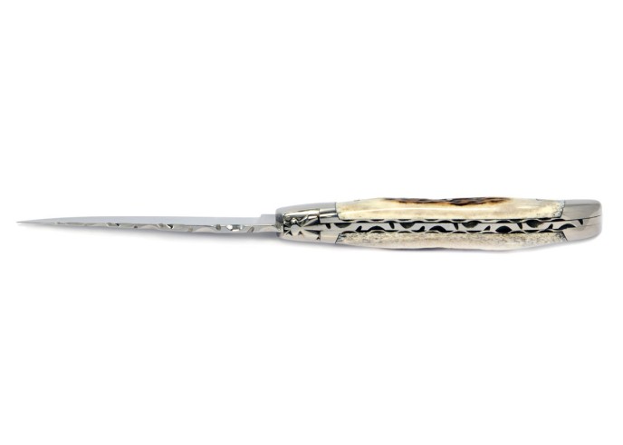 Laguiole pliant, 12 cm, abeille forgée, lame seule, ciselé dessus dessous, mitres inox brillant, manche en bois de cerf