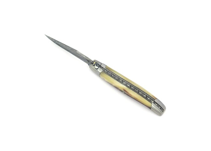 Laguiole pliant, 12 cm, lame Damas sauvage, abeille et ressort ciselés burin, manche en pointe de corne claire