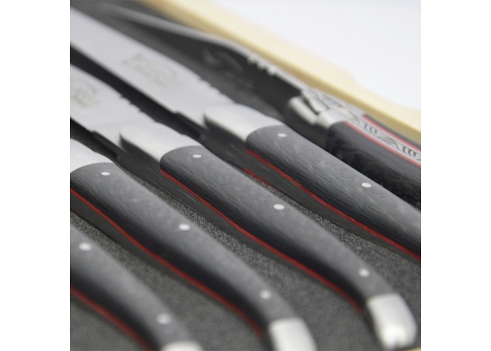 Laguiole steak knives with matt stainless steel bolsters. Wider handle in carbon fiber and red vulcanized fiber