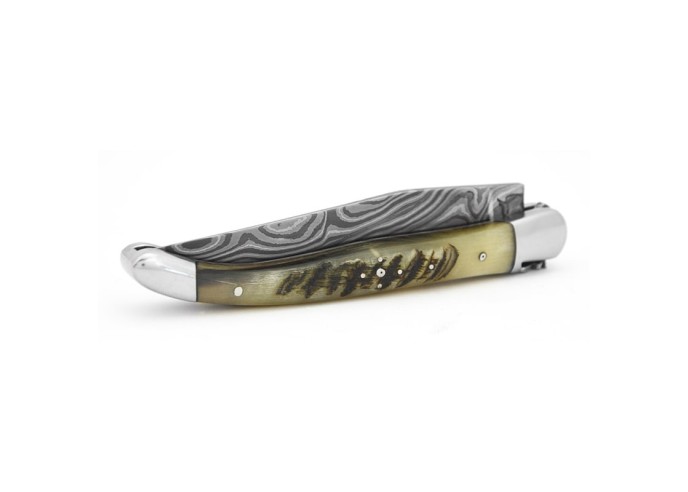 Laguiole pliant, 11 cm, acier Damas, abeille forgée, mitres inox brillant, manche en corne de bélier (avec croûte)