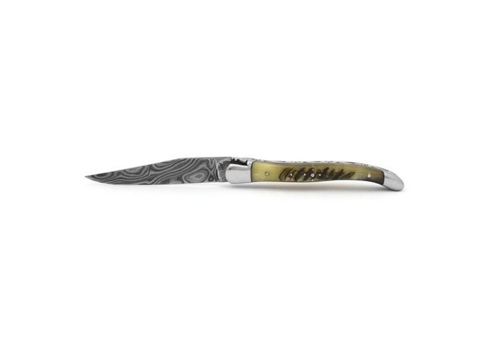 Laguiole pliant, 11 cm, acier Damas, abeille forgée, mitres inox brillant, manche en corne de bélier (avec croûte)