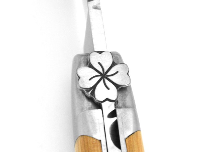 Laguiole Klappmesser, 12cm, Kleeblattmotiv, Griff aus Olivenholz