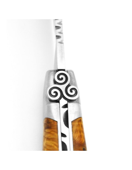 Laguiole 12cm, Triskele-Muster, Griff aus Olivenholz