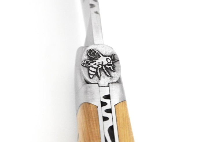 Laguiole 12 cm, abeille fraisée n°2, manche en genévrier