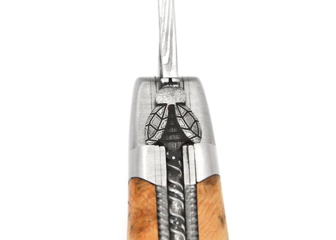 Laguiole pliant, 12 cm, lame Damas sauvage, abeille et ressort ciselés burin, manche en genévrier