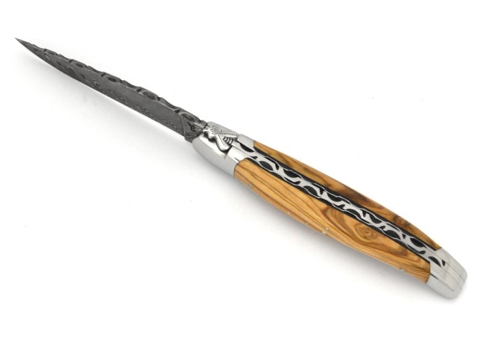 Laguiole 12cm, oben und unten am Schleifstein ziseliert , Damast Klinge, Heftbacken aus glänzendem Edelstahl, Olivenholz
