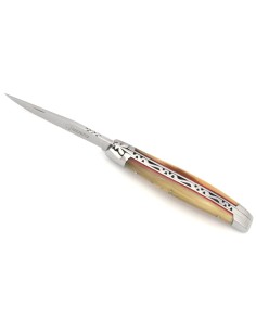 Laguiole pliant 11 cm, abeille forgée, lame seule finition brillant, manche pointe de corne (claire) avec intercalaire rouge