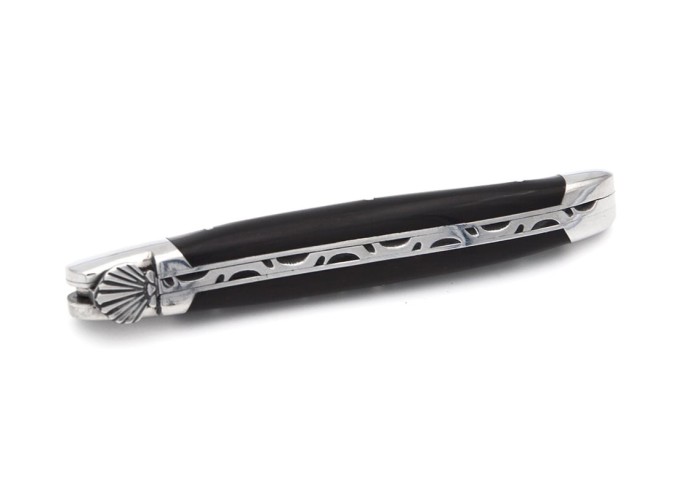 Laguiole pliant 12 cm, coquille Saint-Jacques, lame seule, manche en pointe de corne foncée avec finition inox brillant