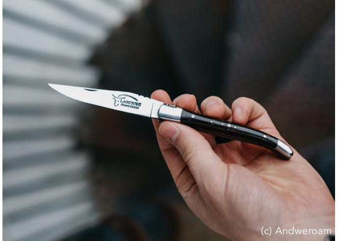 Laguiole pliant, 10 cm, abeille forgée, lame seule, mitres inox brillant, manche en bois d'ébène