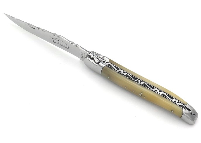 Laguiole pliant 12 cm, abeille forgée, lame seule, ciselé dessus-dessous, mitres inox brillant, manche pointe de corne (claire)